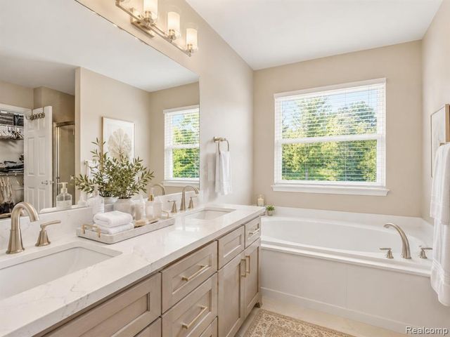 957 River Rock Drive, Holly, MI 48442