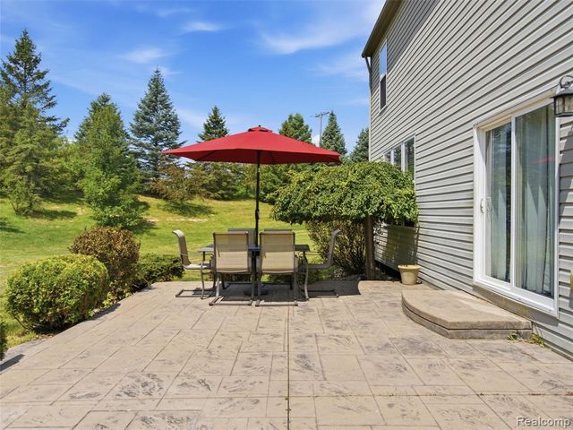 957 River Rock Drive, Holly, MI 48442