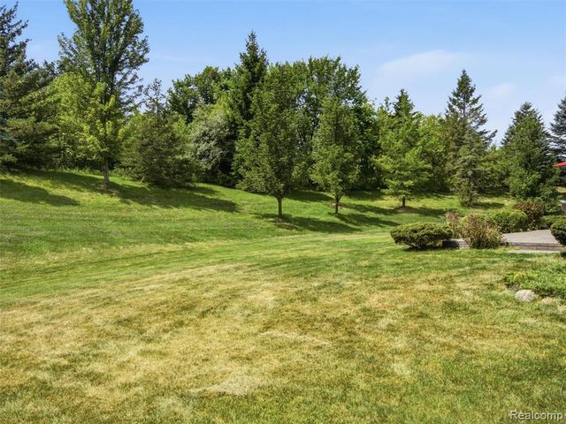 957 River Rock Drive, Holly, MI 48442