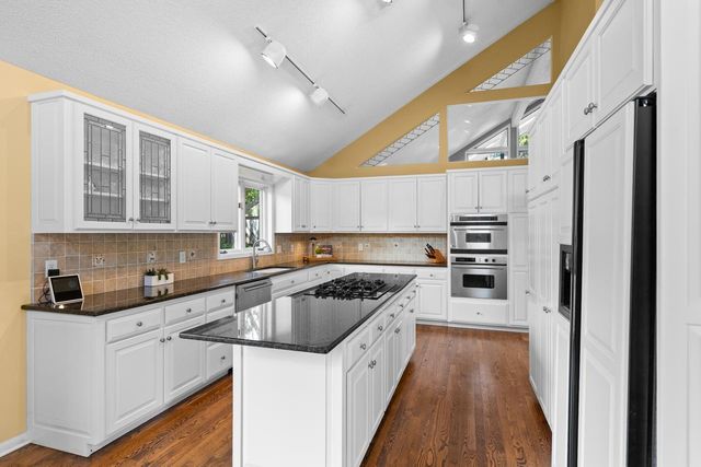 7708 Stonewood Court, Edina, MN 55439