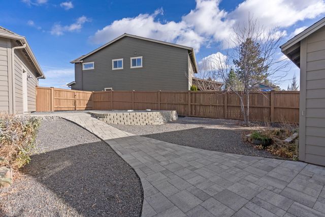 61076 Manhae Loop, Bend, OR 97702