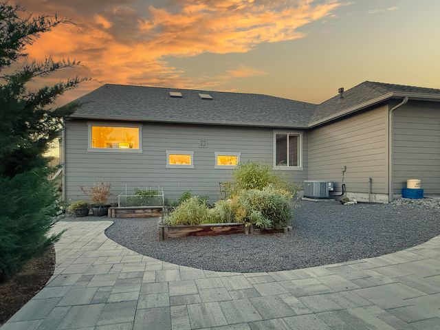 61076 Manhae Loop, Bend, OR 97702