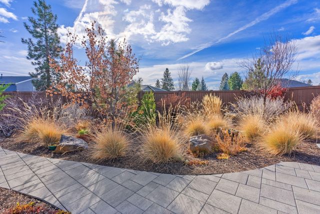 61076 Manhae Loop, Bend, OR 97702