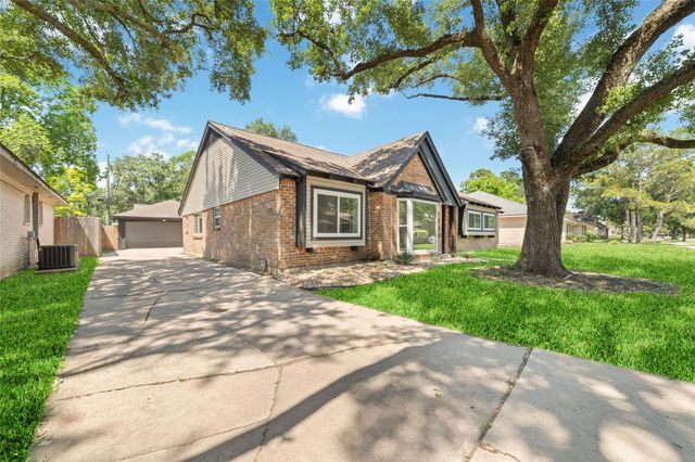 5950 Dumfries Dr, Houston, TX 77096