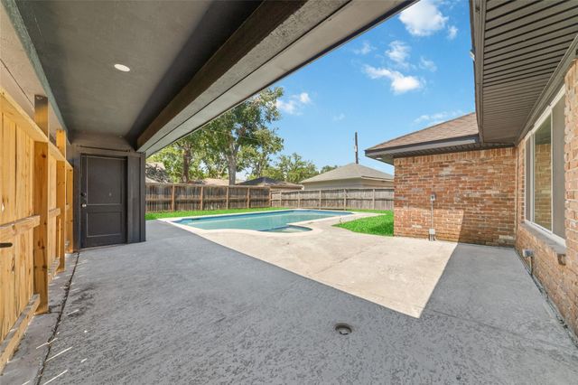 5950 Dumfries Dr, Houston, TX 77096