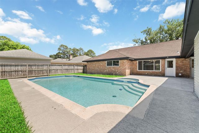 5950 Dumfries Dr, Houston, TX 77096