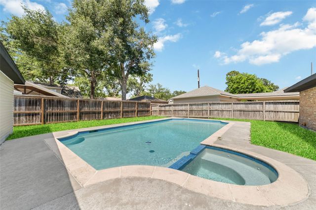 5950 Dumfries Dr, Houston, TX 77096