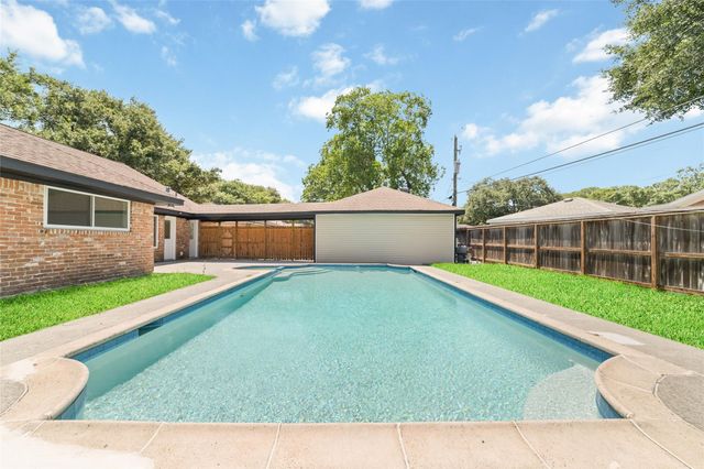 5950 Dumfries Dr, Houston, TX 77096
