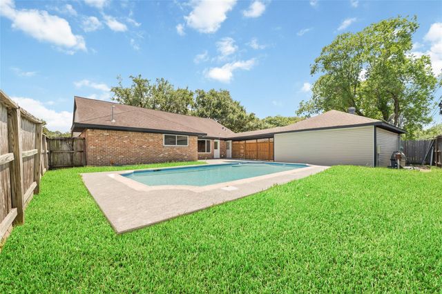 5950 Dumfries Dr, Houston, TX 77096