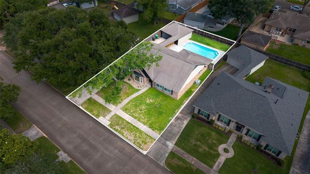5950 Dumfries Dr, Houston, TX 77096