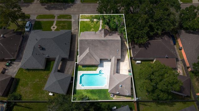 5950 Dumfries Dr, Houston, TX 77096