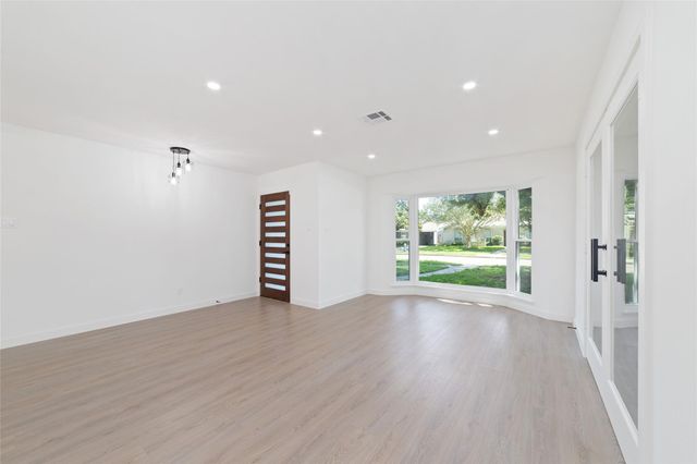 5950 Dumfries Dr, Houston, TX 77096