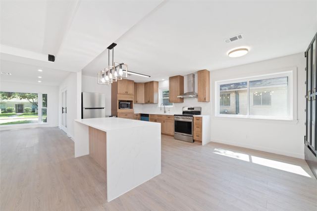 5950 Dumfries Dr, Houston, TX 77096