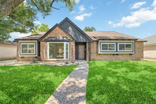 5950 Dumfries Dr, Houston, TX 77096