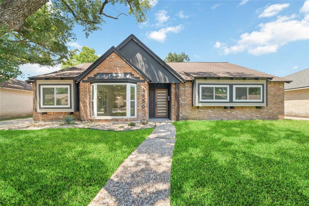 5950 Dumfries Dr, Houston, TX 77096
