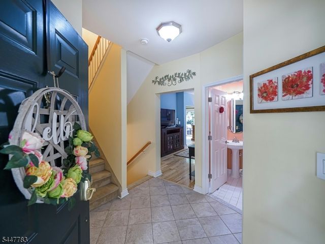 7 Old Orchard Ct, Clinton Town, NJ 08809