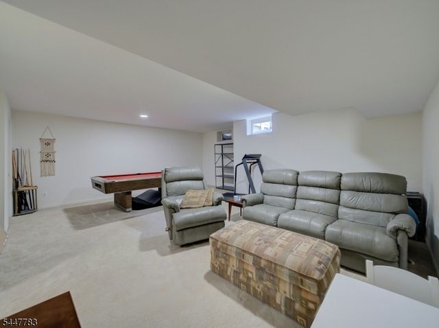 7 Old Orchard Ct, Clinton Town, NJ 08809