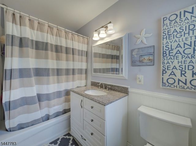 7 Old Orchard Ct, Clinton Town, NJ 08809