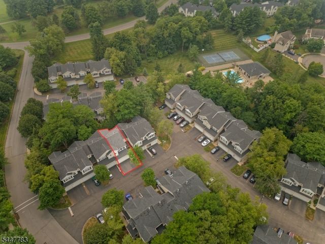 7 Old Orchard Ct, Clinton Town, NJ 08809