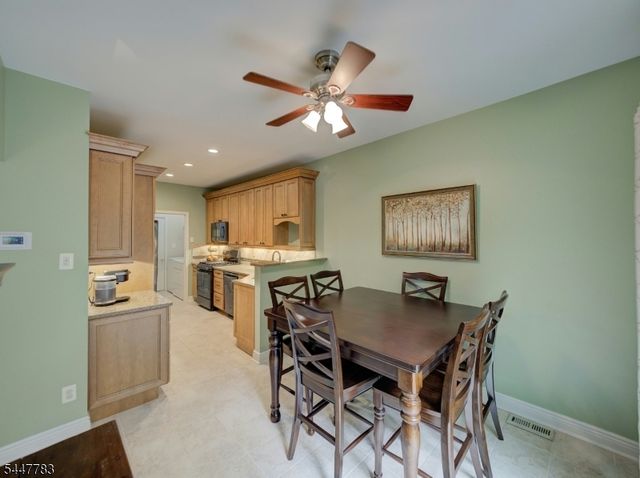 7 Old Orchard Ct, Clinton Town, NJ 08809