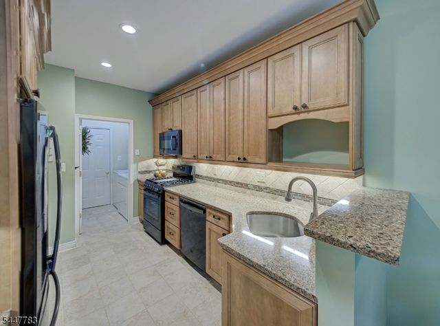 7 Old Orchard Ct, Clinton Town, NJ 08809