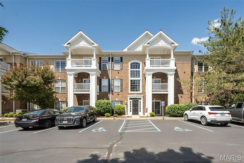 13101 Mill Crossing Court 300, Creve Coeur, MO 63141