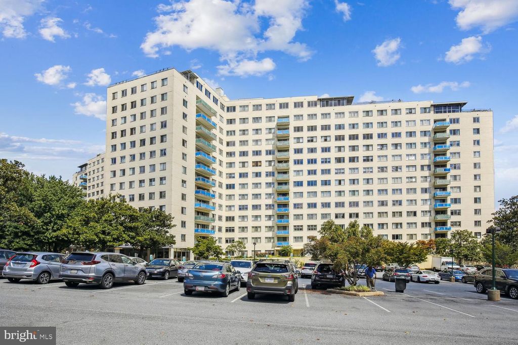 Image 1 of property listing at 10201 GROSVENOR PL #414, Rockville, MD 20852