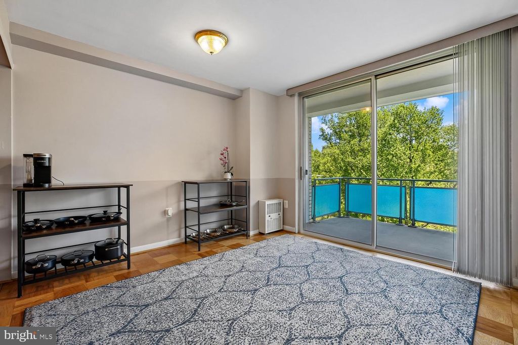 Image 10 of property listing at 10201 GROSVENOR PL #414, Rockville, MD 20852