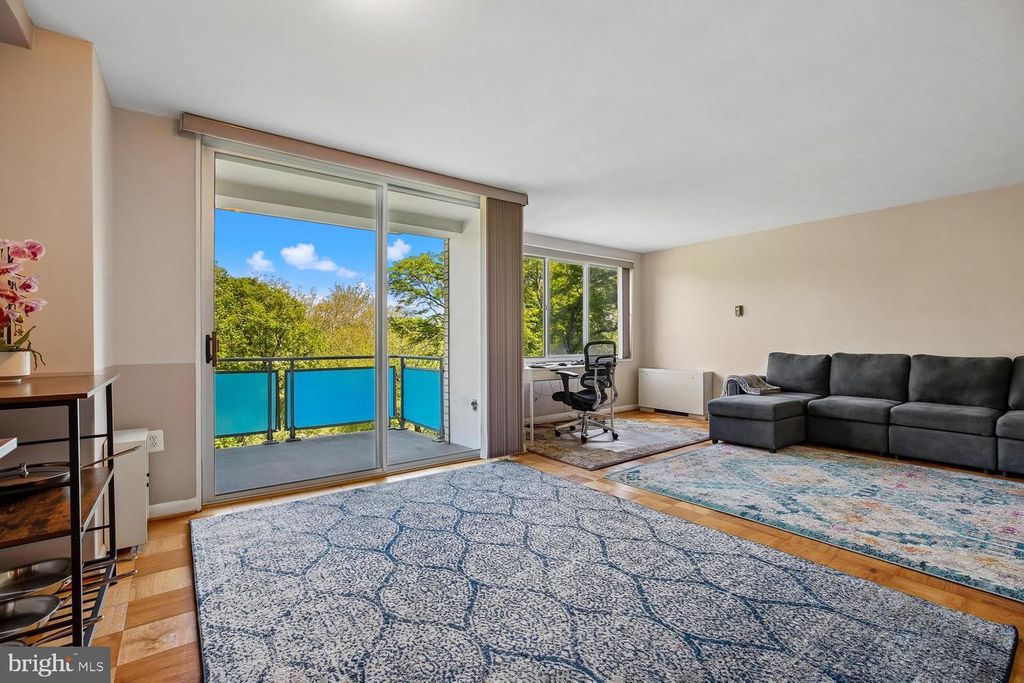Image 11 of property listing at 10201 GROSVENOR PL #414, Rockville, MD 20852