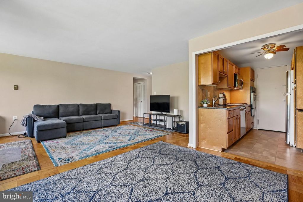 Image 12 of property listing at 10201 GROSVENOR PL #414, Rockville, MD 20852