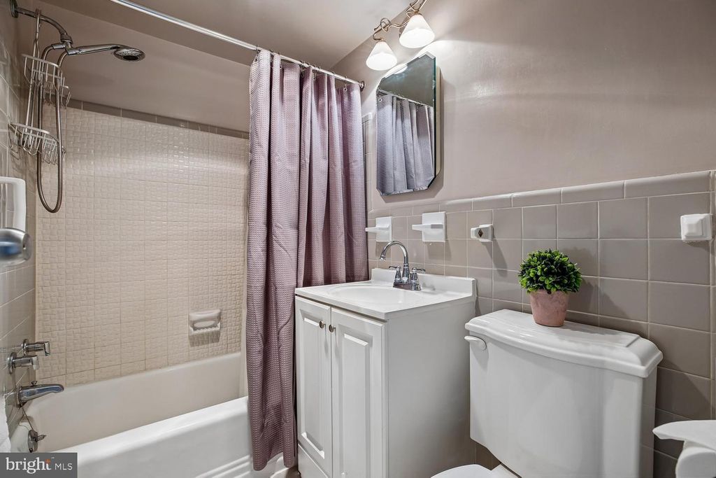 Image 17 of property listing at 10201 GROSVENOR PL #414, Rockville, MD 20852