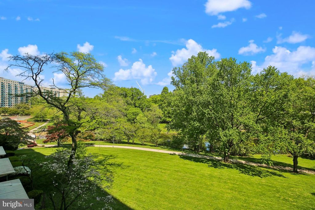 Image 19 of property listing at 10201 GROSVENOR PL #414, Rockville, MD 20852