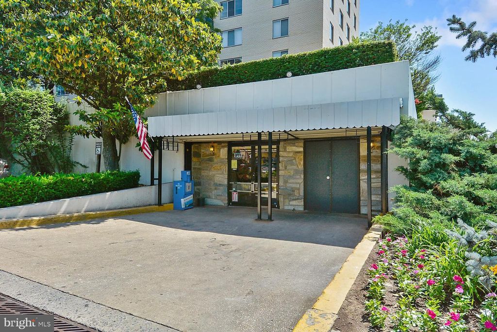 Image 25 of property listing at 10201 GROSVENOR PL #414, Rockville, MD 20852