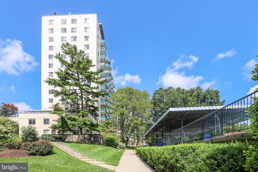 Image 28 of property listing at 10201 GROSVENOR PL #414, Rockville, MD 20852