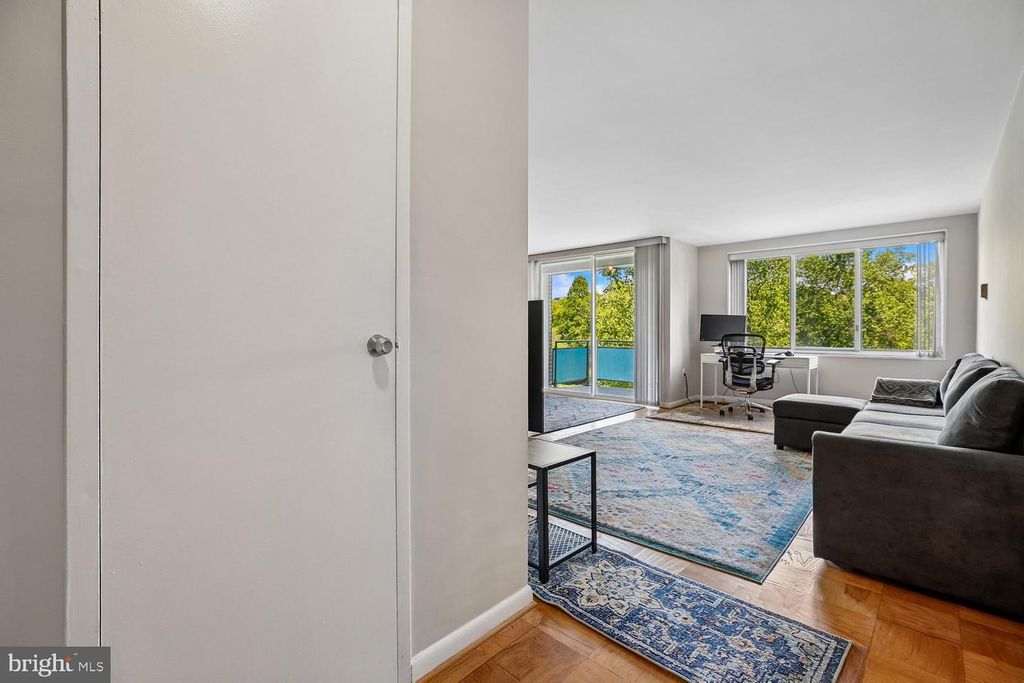 Image 3 of property listing at 10201 GROSVENOR PL #414, Rockville, MD 20852