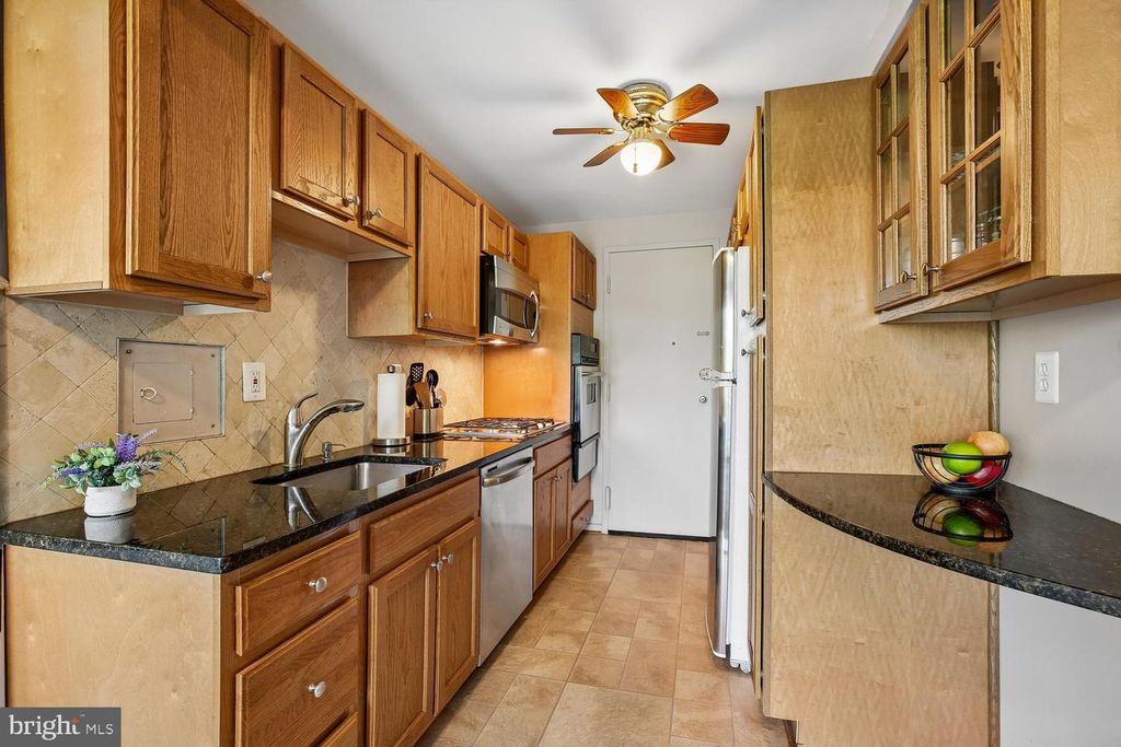Image 4 of property listing at 10201 GROSVENOR PL #414, Rockville, MD 20852