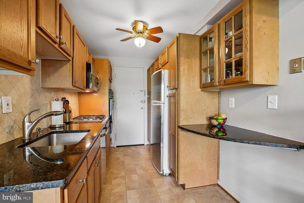 Image 5 of property listing at 10201 GROSVENOR PL #414, Rockville, MD 20852