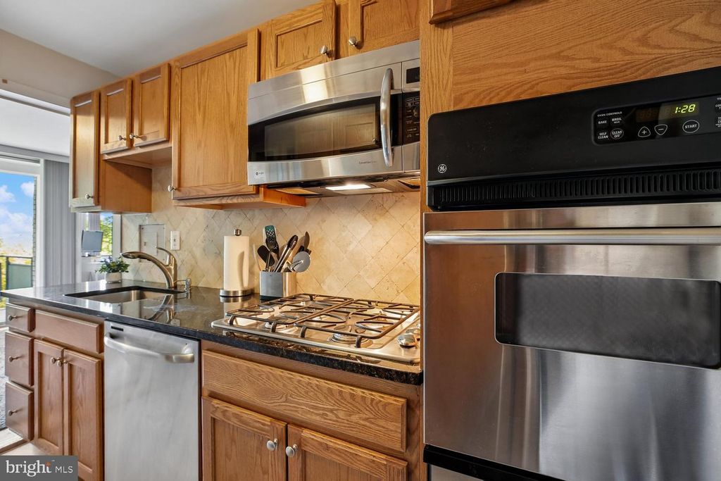 Image 6 of property listing at 10201 GROSVENOR PL #414, Rockville, MD 20852