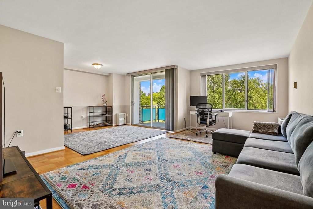 Image 8 of property listing at 10201 GROSVENOR PL #414, Rockville, MD 20852