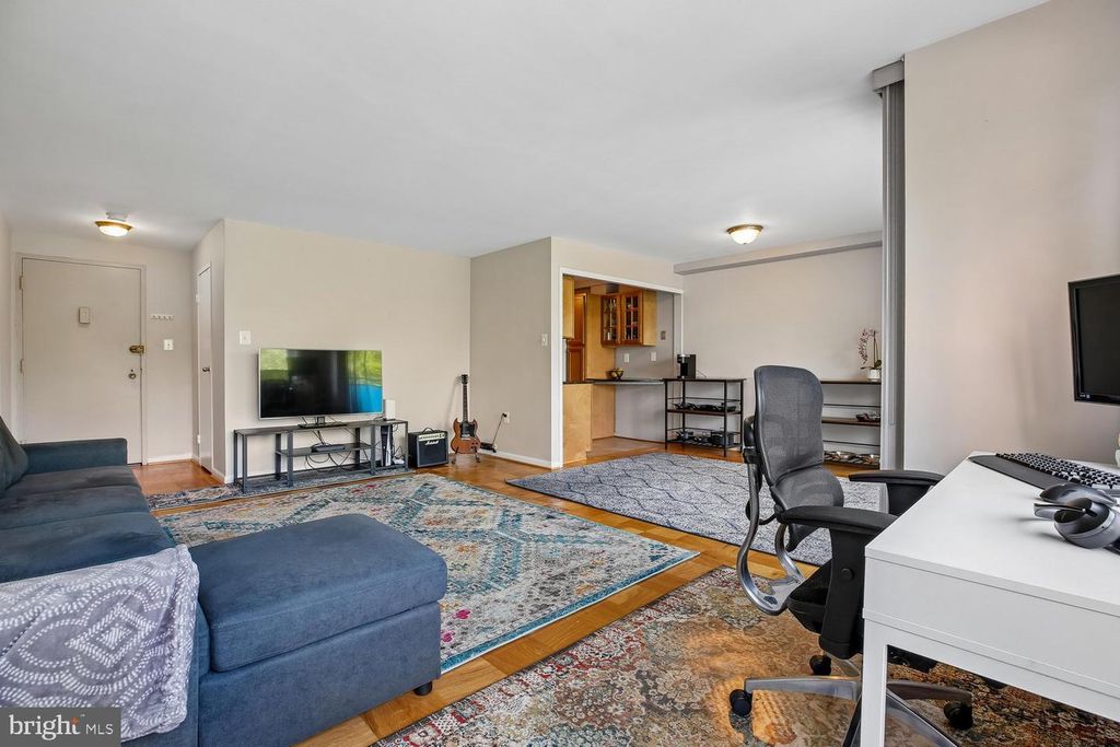 Image 9 of property listing at 10201 GROSVENOR PL #414, Rockville, MD 20852