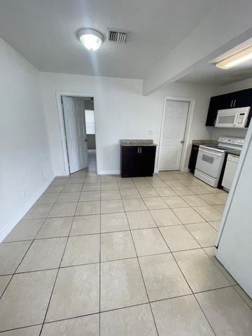 121 NW 7TH Court, Deerfield Beach, FL 33441