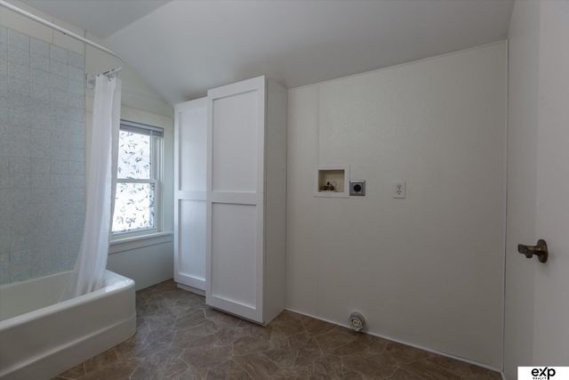 2104 F Street, Omaha, NE 68107