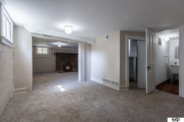 2104 F Street, Omaha, NE 68107