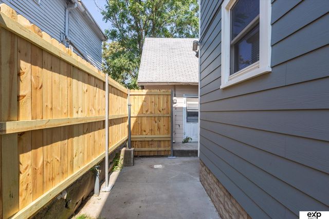 2104 F Street, Omaha, NE 68107