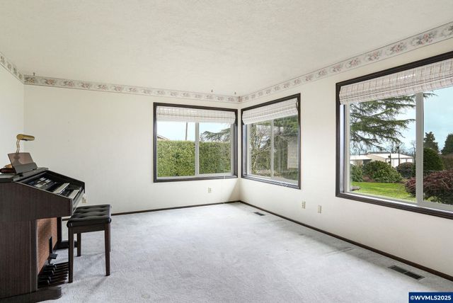 5027 Charleston Dr SE, Salem, OR 97317
