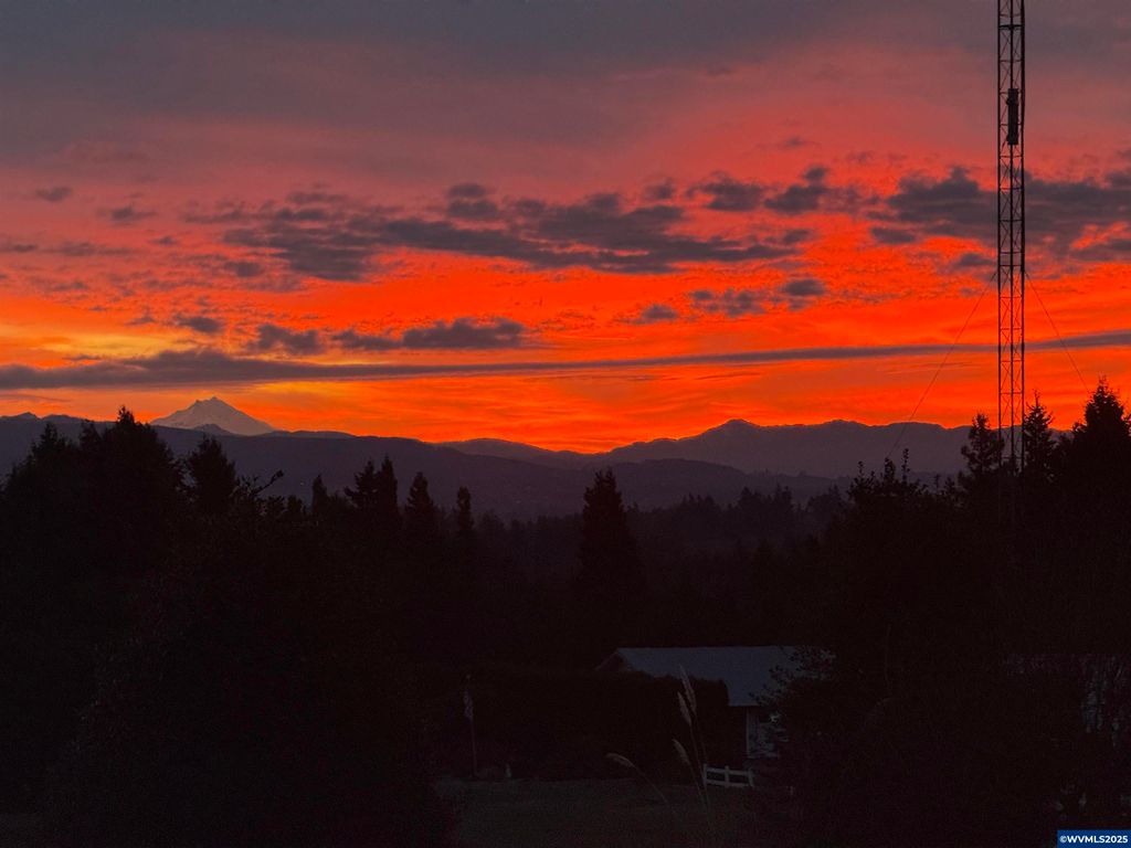 5027 Charleston Dr SE, Salem, OR 97317