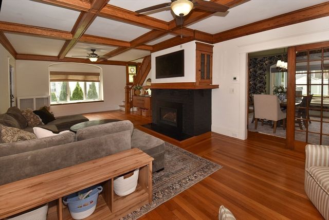 105 Edgewood Ave, Longmeadow, MA 01106