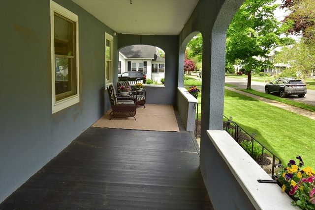 105 Edgewood Ave, Longmeadow, MA 01106