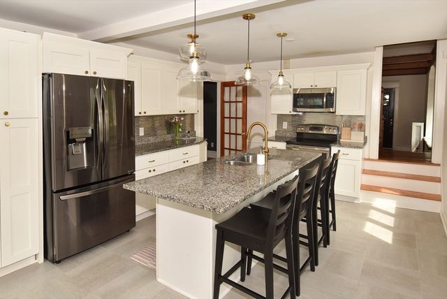 105 Edgewood Ave, Longmeadow, MA 01106