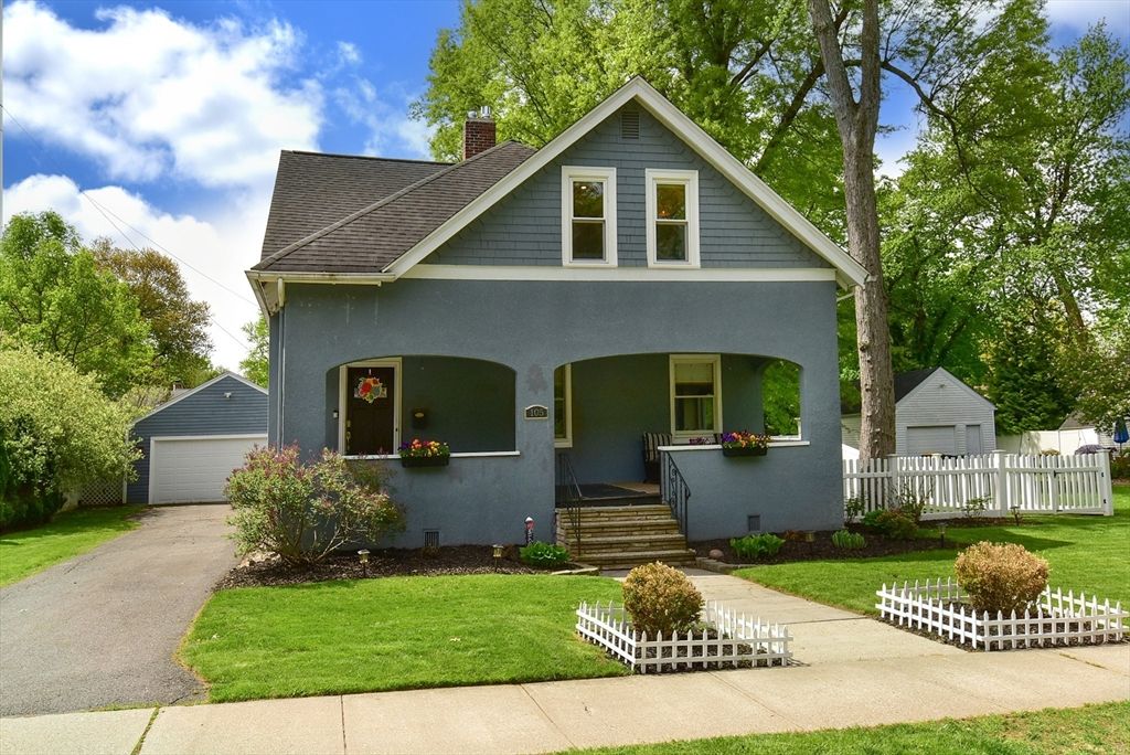 105 Edgewood Ave, Longmeadow, MA 01106